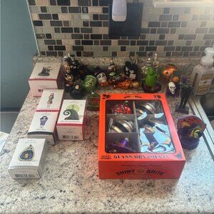 Lot of 30 Halloween ornaments.